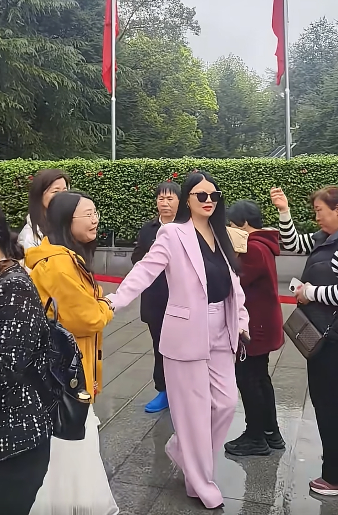 博鱼官网首页-王诗龄母女韶山献花!李湘大变样瘦了20斤 和女儿关系变冷没互动